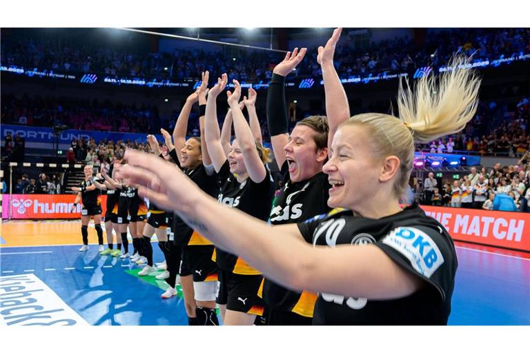 Kapitänin Antje Döll (re.) und die  DHB-Frauen wollen auch im Viertelfinale jubeln – auf großer Bühne.
