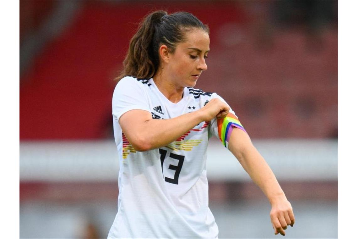 DFB-Frauen trotzen Ausfällen: „Was Cooles draus machen“ Kapitänin des deutschen Frauen-Fußball-Nationalteams: Sara Däbritz. Foto: Robert Michael/dpa-Zentralbild/dpa
