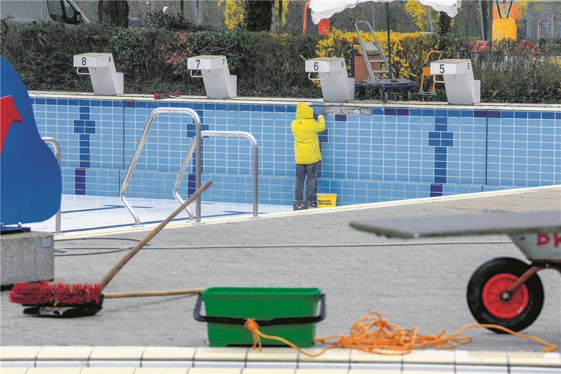 Das Freibad erwacht aus dem Winterschlaf Kaputte Fliesen müssen vor Beginn der Saison ausgetauscht werden, hier von Azubi Firat Kocamer.