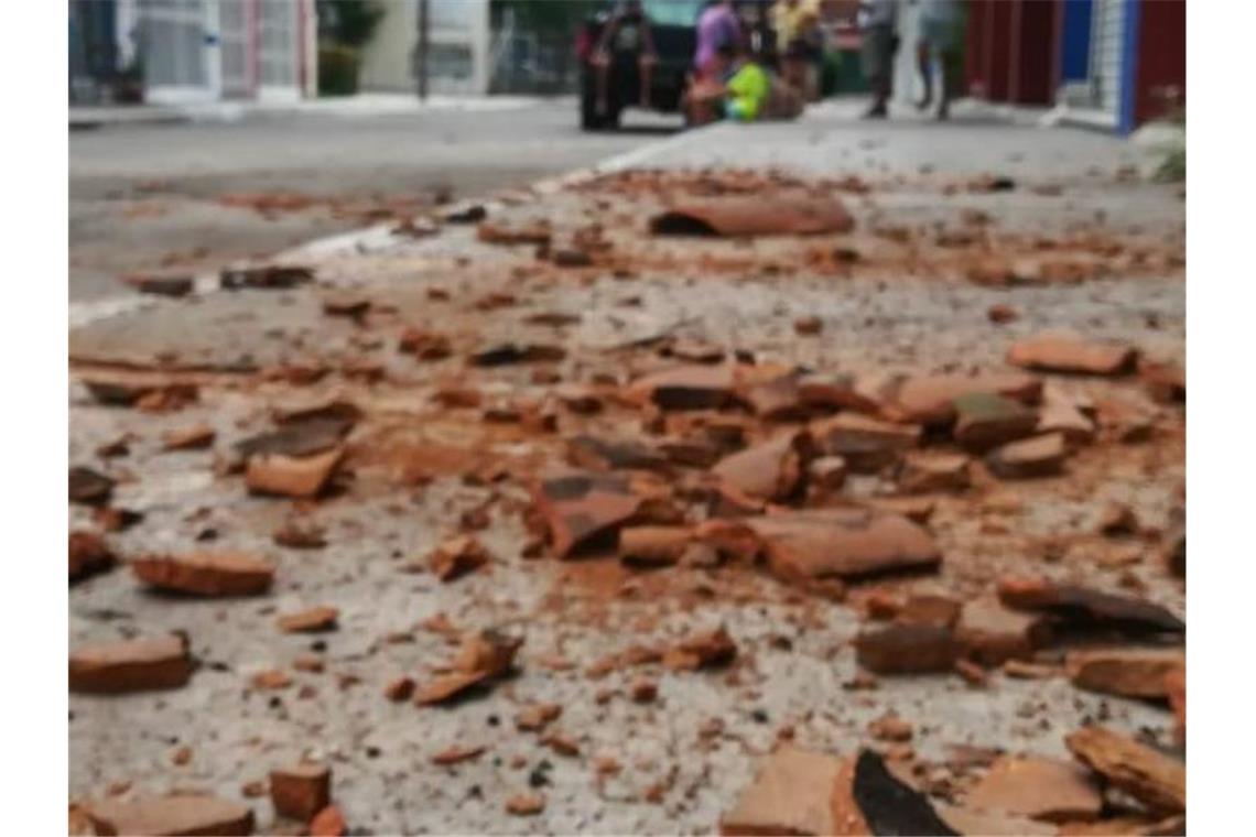 Kaputte Kacheln liegen nach dem Beben auf einer Straße der Ortschaft Crucecita. Foto: Carlos Ramos/dpa