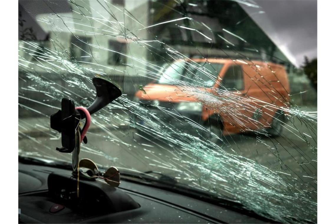 Starkregen, Gewitter und Hagel über Deutschland Kaputte Scheibe eines Autos. Der Deutsche Wetterdienst registrierte über Radargeräte Hagelkörner mit einem Durchmesser von bis zu vier Zentimetern. Foto: Sina Schuldt