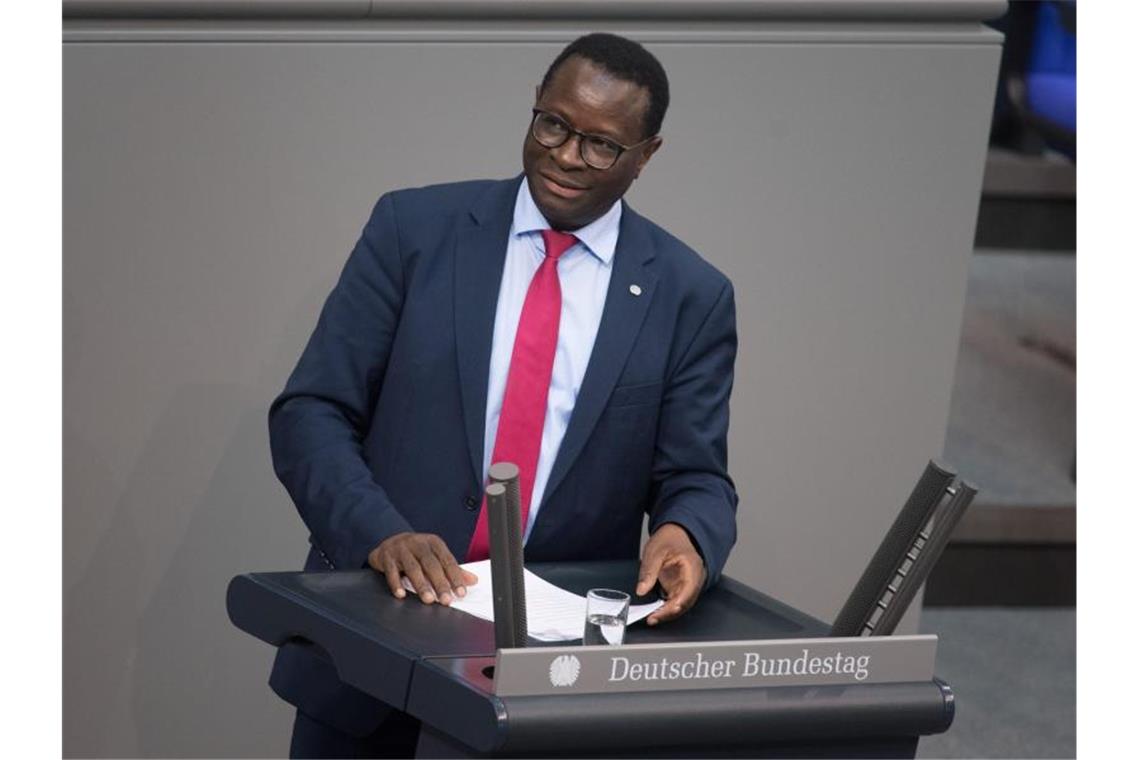 Karamba Diaby (SPD) im Bundestag: Das Büro des Abgeordneten in Halle ist beschossen worden. Foto: Jörg Carstensen/dpa