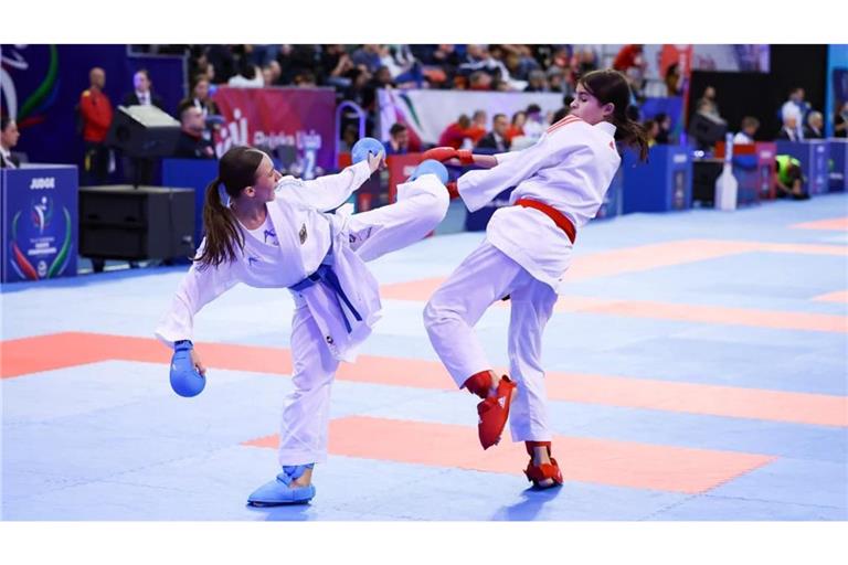 Karateka Nives Podvorec (links) setzt im Kampf zu einem hohen Tritt gegen ihre Gegnerin an.