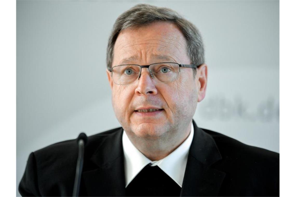 DBK-Chef: Theologin soll Rassismus-Aussage zurücknehmen Kardinal Georg Bätzing, der Vorsitzende der Deutschen Bischofskonferenz, spricht. Foto: Sascha Steinbach/EPA POOL/dpa