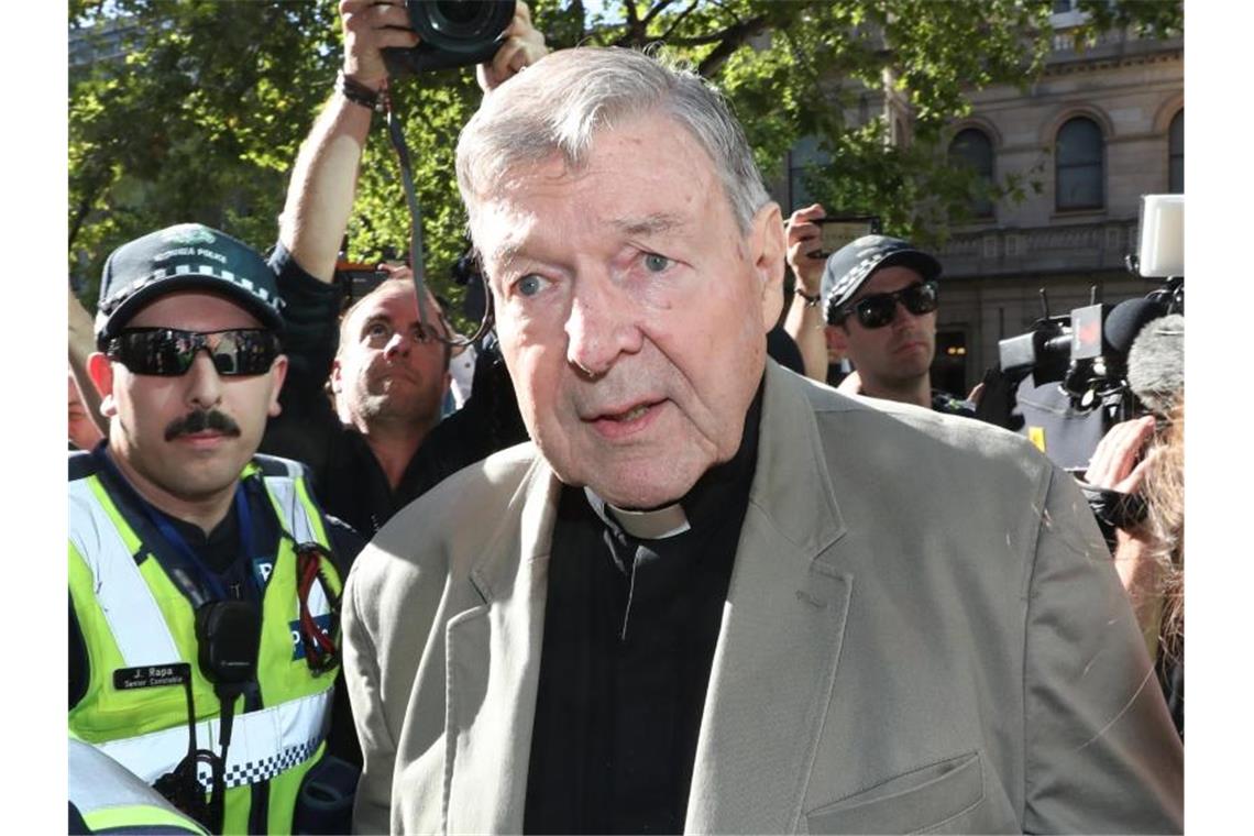 Kardinal George Pell auf dem Weg zum County Court: Der ehemalige Vertraute von Papst Franziskus war wegen sexuellen Missbrauchs von zwei Chorknaben zu sechs Jahren Haft verurteilt worden. Foto: David Crosling/AAP