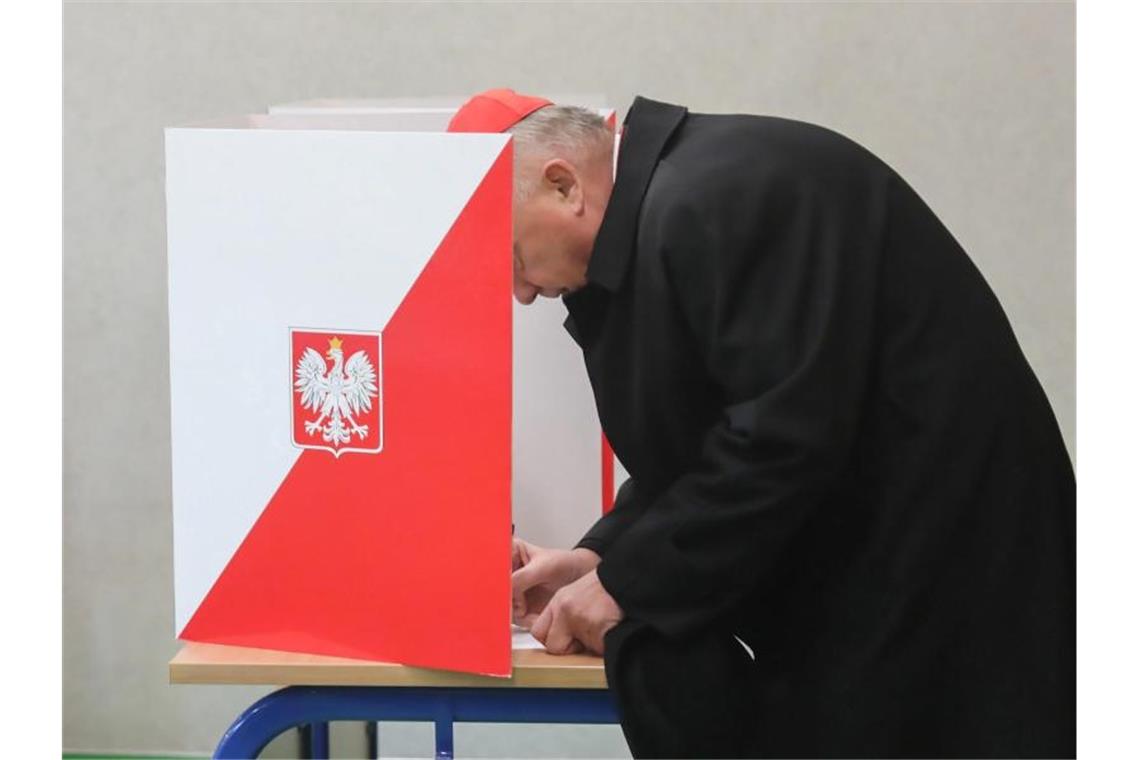 Kardinal Kazimierz Nycz bei der Stimmabgabe in seinem Wahllokal in Warschau. Foto: Tomasz Gzell/PAP/dpa