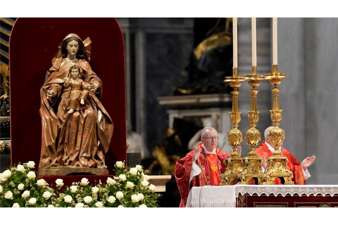 Schwarzer Rauch: Noch kein neuer Papst gewählt Kardinal Pietro Parolin (l) zelebriert die Abschlussmesse der Kardinäle im Petersdom vor dem Konklave.