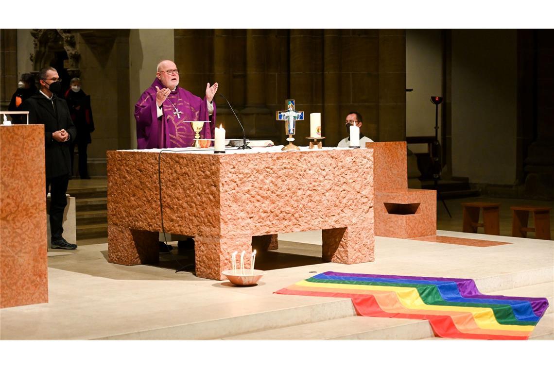 Kardinal Reinhard Marx, hier bei einem Queer-Gottesdienst, hat in seinem Bistum eine Handreichung in Kraft gesetzt, die Segensfeiern für homosexuelle Paare ermöglicht. (Archivbild)