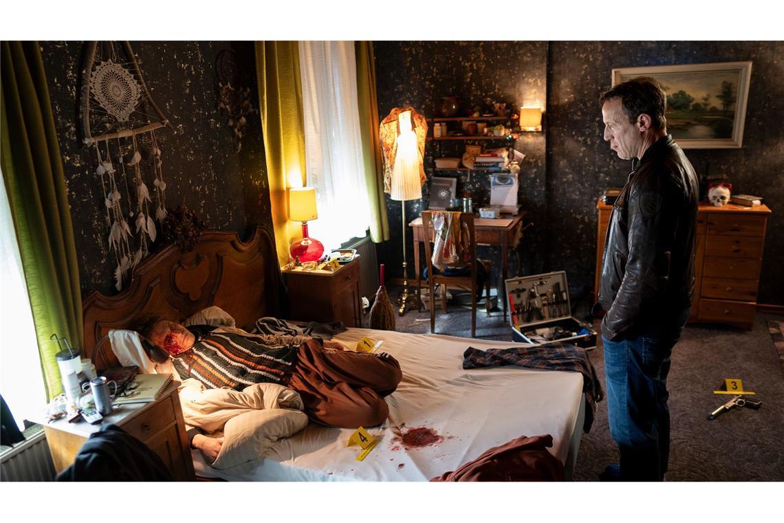 Karel Dulfer („Käte“) (Nico Ehrenteit) ist brutal erschossen worden – Falke kann sich noch keinen Reim auf die zahlreichen Morde der vergangenen Tage machen.