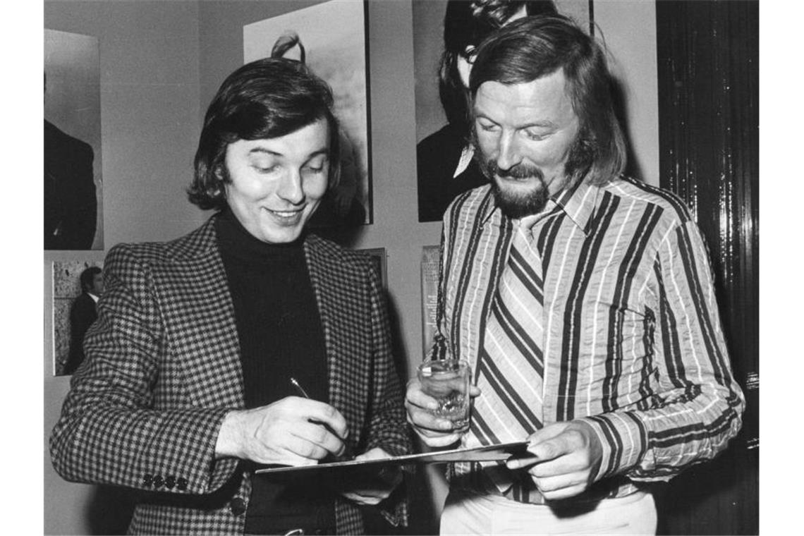 Karel Gott gibt dem Bandleader James Last ein Autogramm. Foto: Lothar Heidtmann/dpa-Zentralbild/dpa