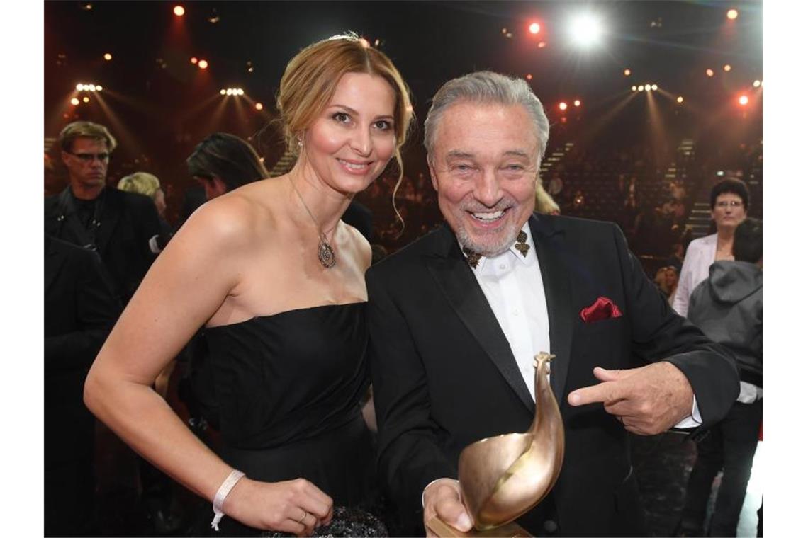 Karel Gott mit seiner Frau Ivana 2017 bei Verleihung des Medienpreises „Goldene Henne“. Foto: Hendrik Schmidt/dpa-Zentralbild/dpa