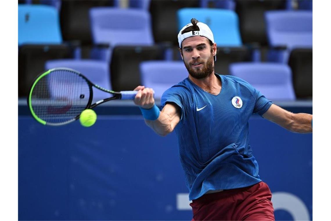 Karen Chatschanow steht im Tennis-Endspiel der Olympischen Spiele in Tokio. Foto: Marijan Murat/dpa