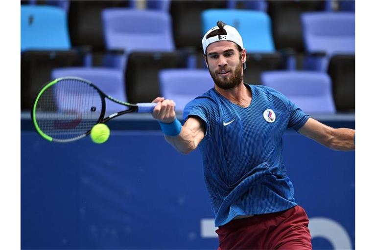 Karen Chatschanow steht im Tennis-Endspiel der Olympischen Spiele in Tokio. Foto: Marijan Murat/dpa