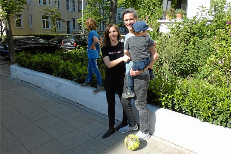 Karen Wefelmeyer mit ihrem Mann Stefan und den beiden Jungs in Hannover. Foto: privat