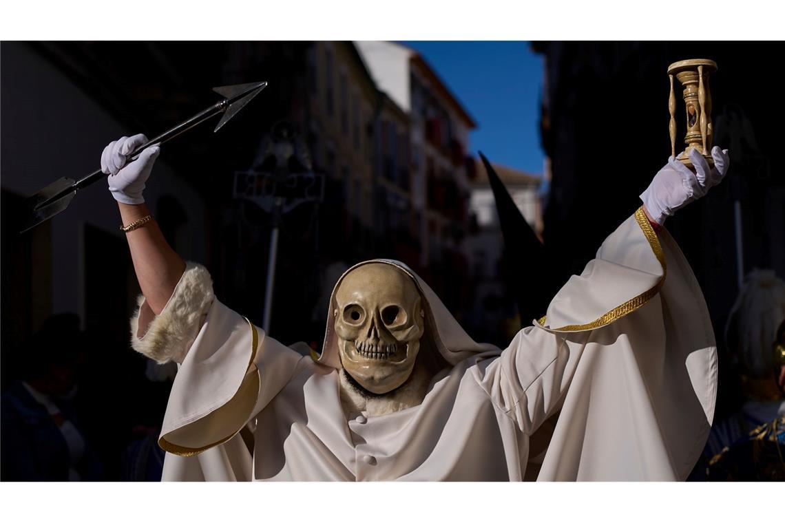 Karfreitagsprozession in Spanien: Büßer der Bruderschaft hebt Geißel und Kreuz