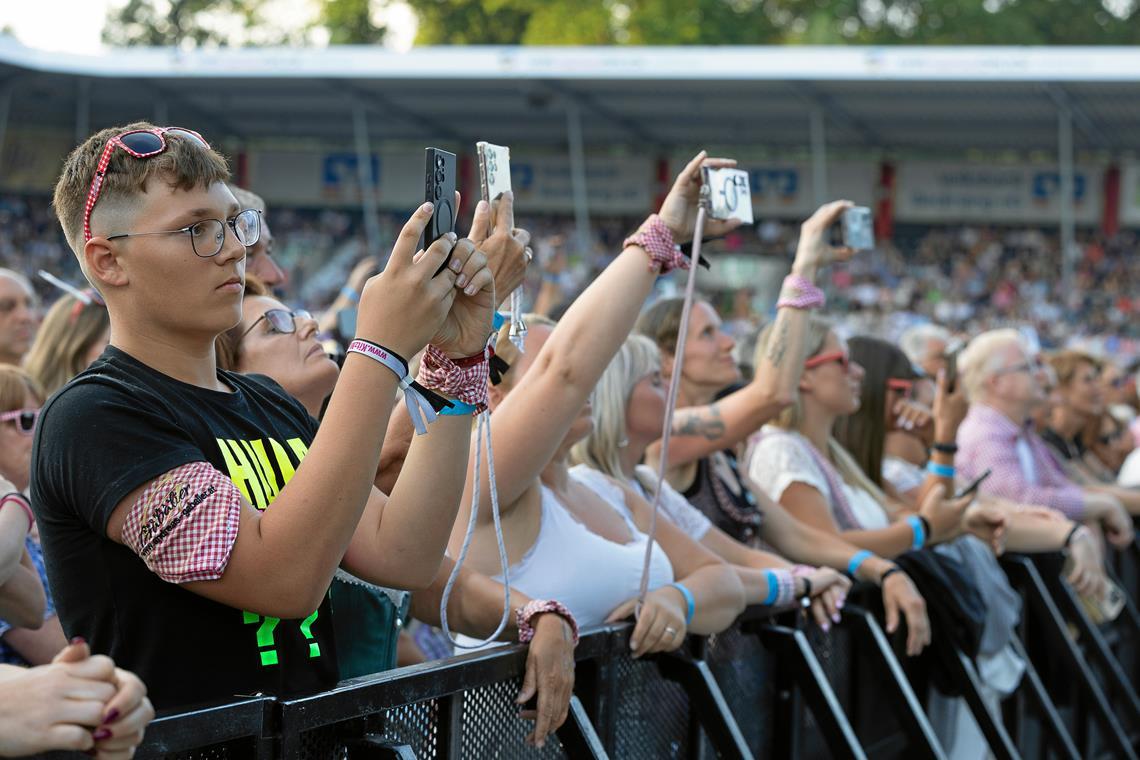 Karierte Tücher und karierte Sonnenbrillen: Die Fans erweisen Andreas Gabalier m...