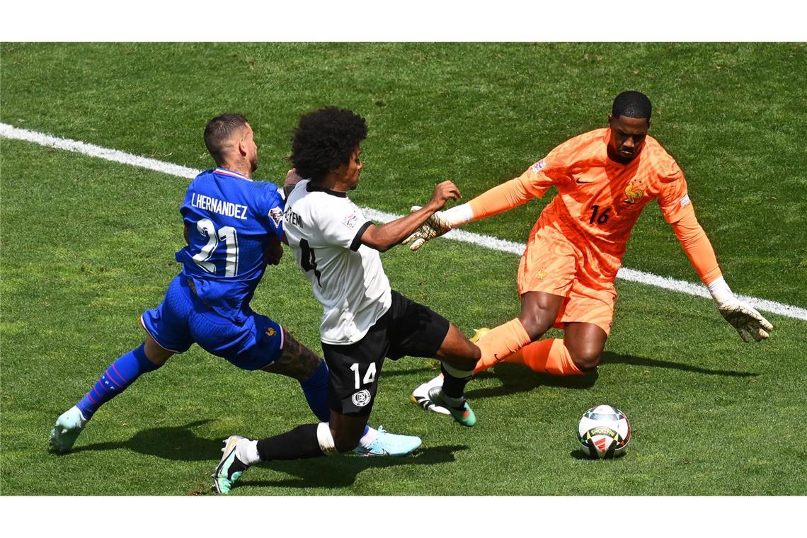 Mbappé und VAR-Frust: DFB-Team verpasst Platz drei Karim Adeyemi (M) verliert im Strafraum von Frankreich den Ball. Was zunächst nach einem Faul durch Lucas Hernandez (l.) aussieht, entpuppt sich schließlich als Schwalbe Adeyemis – gelbe Karte.