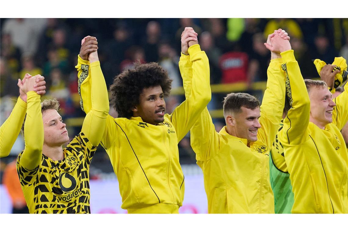 Karim Adeyemi (M) wird für die Dortmunder Mannschaft immer wichtiger.