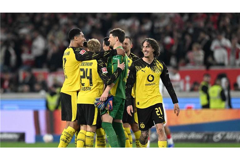 Karim Adeyemi und Julian Brandt haben Borussia Dortmund in einem lange chancenarmen Spitzenspiel der Fußball-Bundesliga zum Sieg beim VfB Stuttgart geführt.