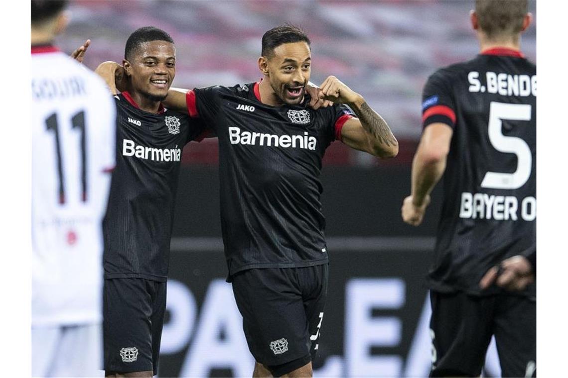 Leverkusen startet mit Rekordsieg gegen Nizza Karim Bellarabi (M) steuerte zwei Treffer zum Leverkusener Sieg gegen Nizza bei. Foto: Marius Becker/dpa