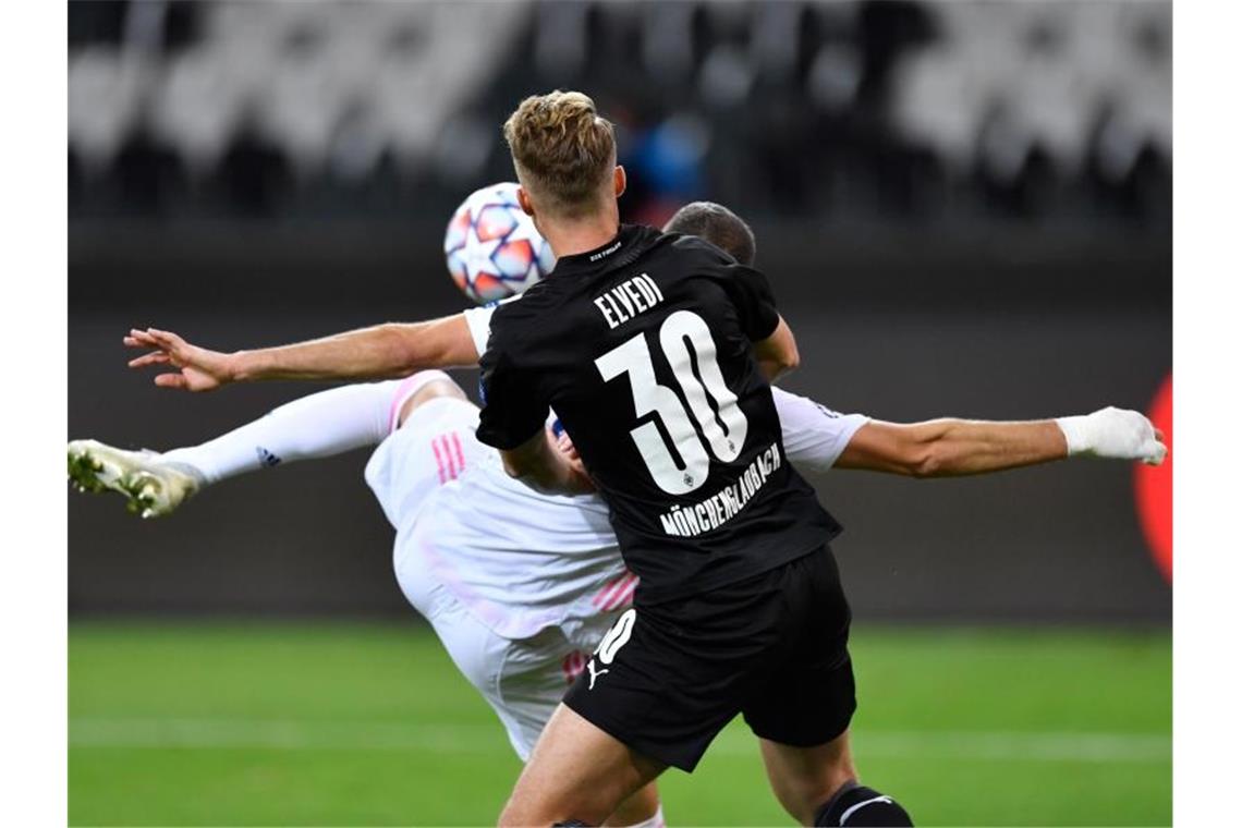 Gladbach erlebt bittere Europapokal-Minuten gegen Real Karim Benzema (l) brachte Real Madrid mit seinem Tor wieder zurück ins Spiel. Foto: Marius Becker/dpa
