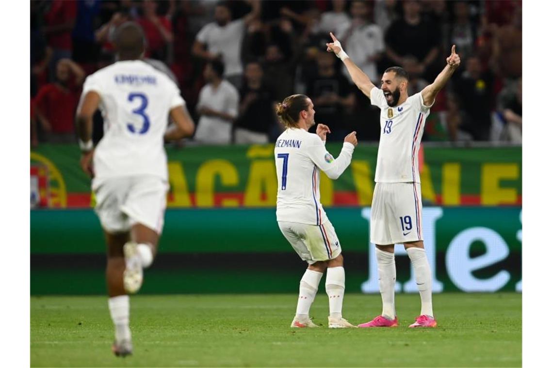 „Große Genugtuung“: Benzemas Rückkehr aus der Verbannung Karim Benzema (r) hat die Herzen der französischen Fans zurückerobert. Foto: Robert Michael/dpa-Zentralbild/dpa
