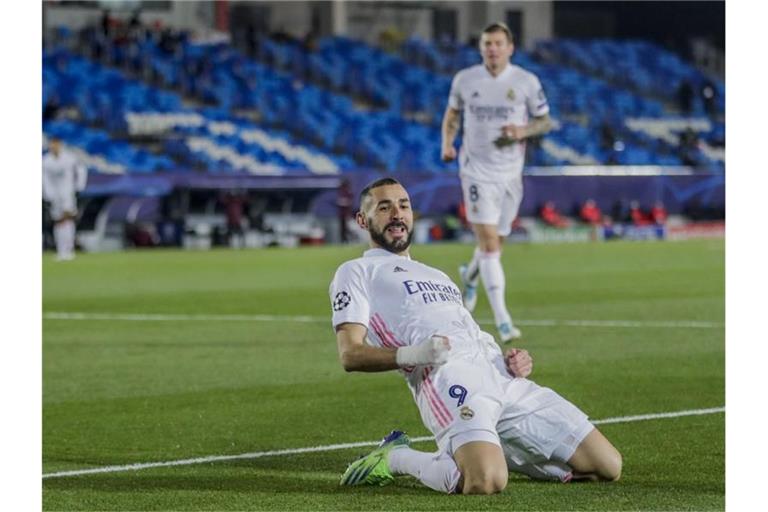 Karim Benzema vom Real Madrid feiert seinen Treffer gegen Borussia Mönchengladbach. Foto: Bernat Armangue/AP/dpa