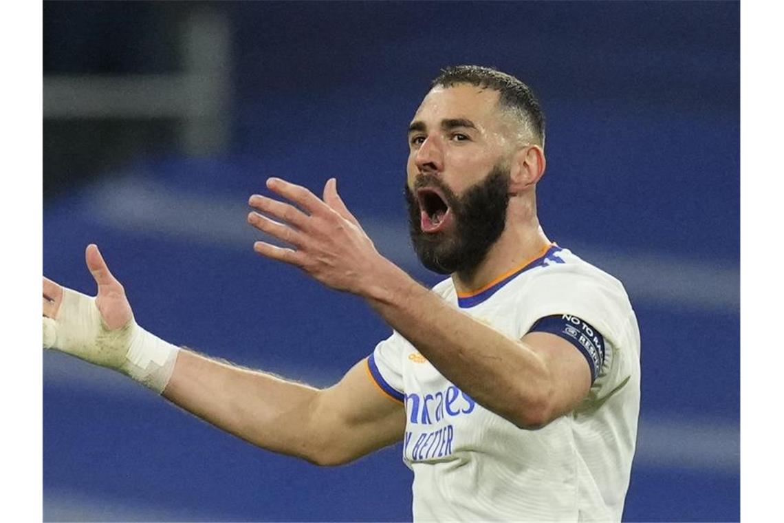 Benzema stiehlt Mbappé die Show - Real jubelt, PSG am Boden Karim Benzema von Real Madrid feiert seinen Treffer. Foto: Manu Fernandez/AP/dpa