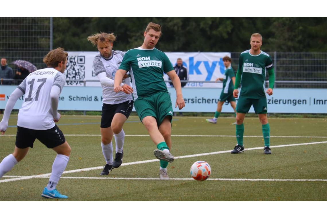 Karim Besic (in Grün am Ball) und der TV Altdorf II machten dem TSV Dagersheim II das Leben schwer.