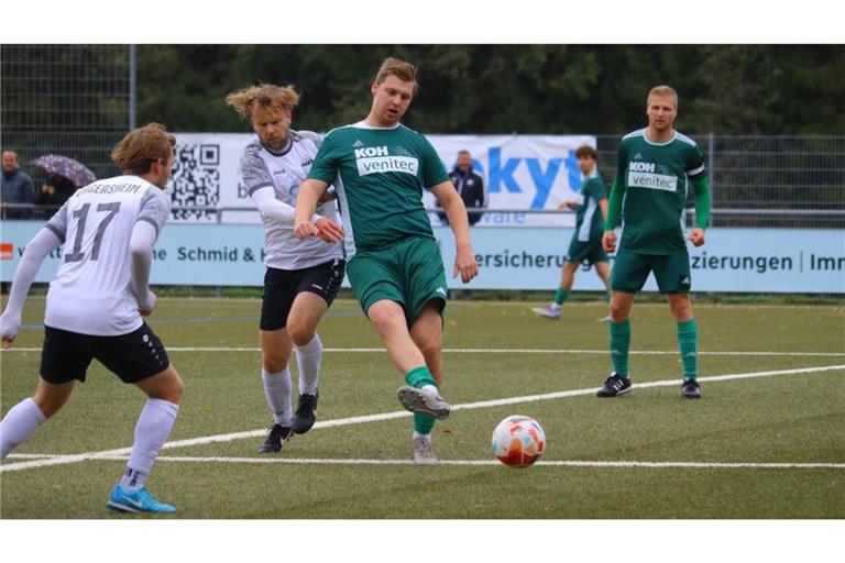 Karim Besic (in Grün am Ball) und der TV Altdorf II machten dem TSV Dagersheim II das Leben schwer.