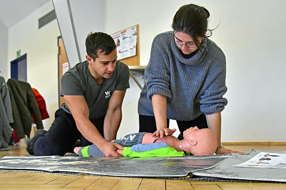 Karim El Azzazy und seine Partnerin Sonja Volkmer üben beim DRK-Kurs in der Gemeindehalle in Jux an einer Babypuppe lebensrettende Sofortmaßnahmen, hier eine Druckmassage. Foto: Tobias Sellmaier