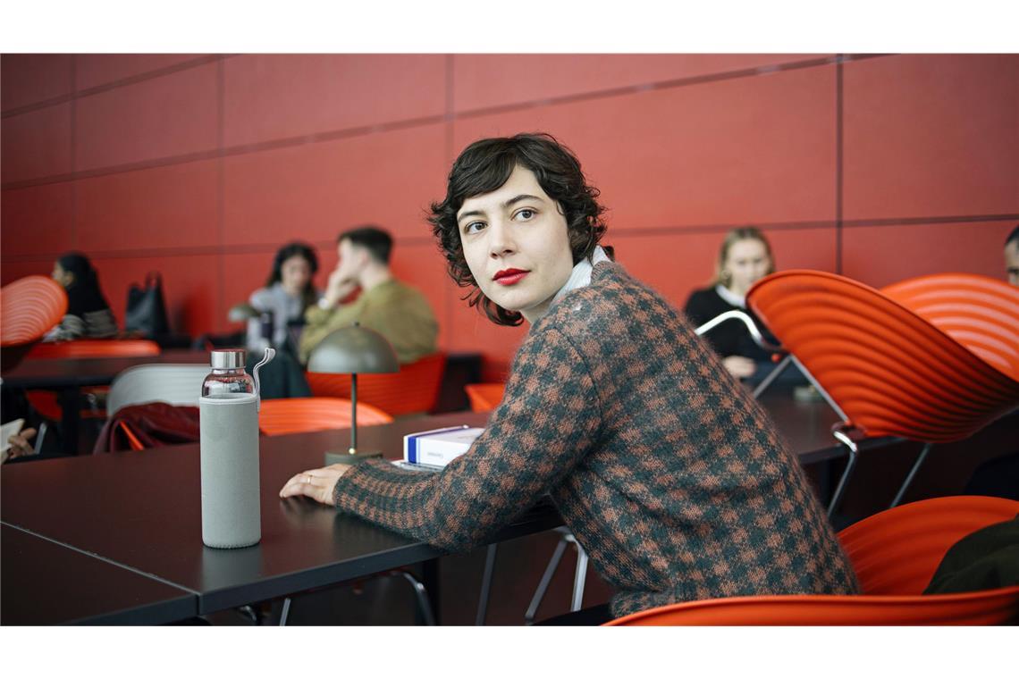 Karima (Shirin Eissa) hat mit dem Opfer zusammen Jura studiert.