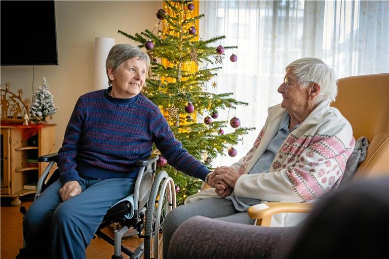 Karin Hettich (links) aus Obertürkheim und Ingrid Müller aus Fellbach sind froh, dass sie einander im Hospiz haben. Foto: Alexander Becher