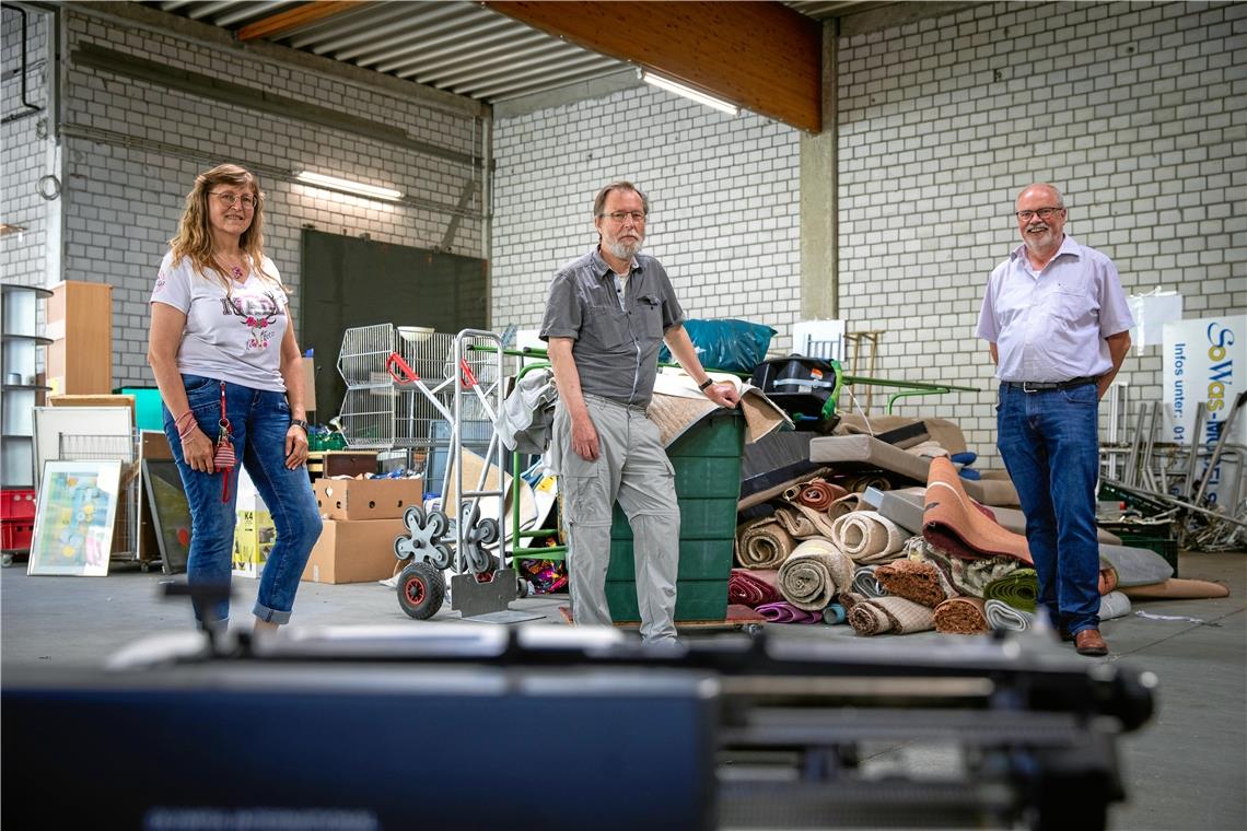 Karin Kirsch, Heinz Franke und Jürgen Olma (rechts) haben beschlossen, den Möbelshop zu schließen.