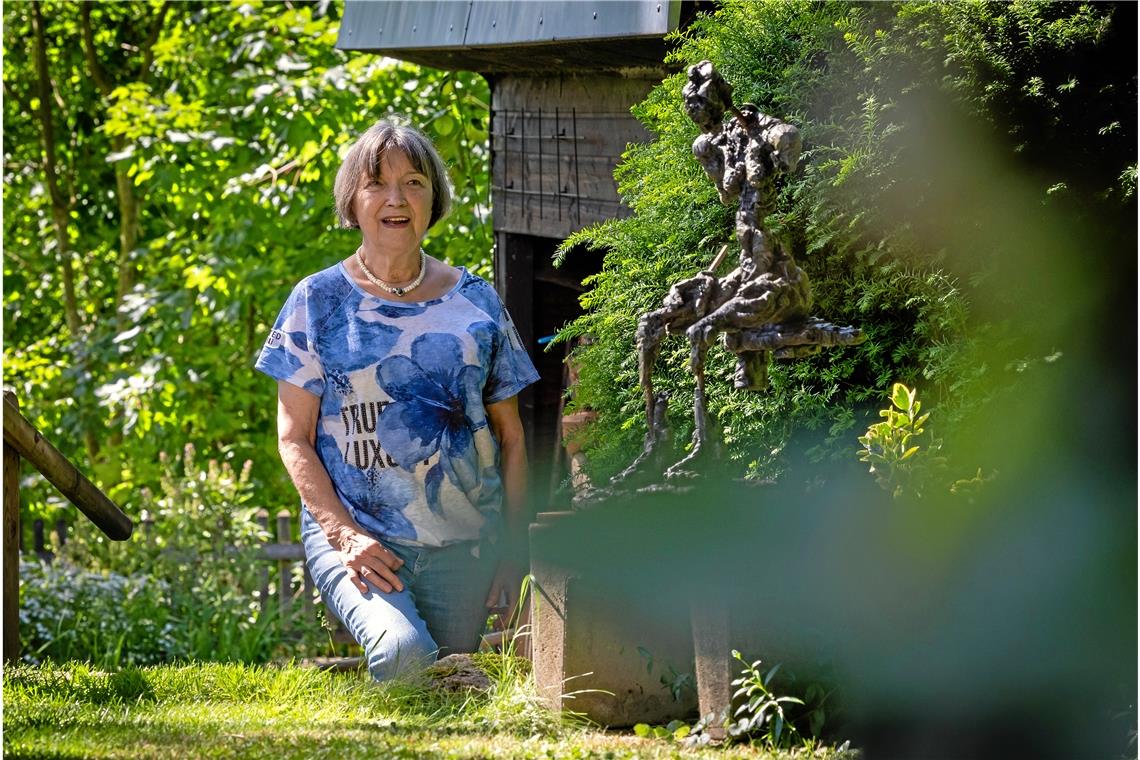Karin Pivit vom Kunstverein Aspach interessiert sich für die menschliche Figur. In ihrem Garten finden sich viele ihrer Skulpturen. Fotos: Alexander Becher