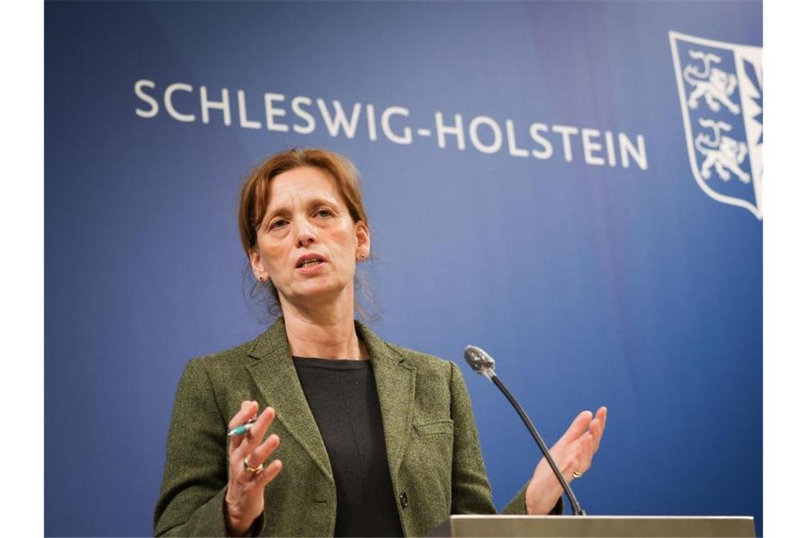 Karin Prien (CDU), Bildungsministerin von Schleswig-Holstein, spricht auf einer Pressekonferenz im Foyer des Landeshauses in Kiel. Foto: Christian Charisius/dpa