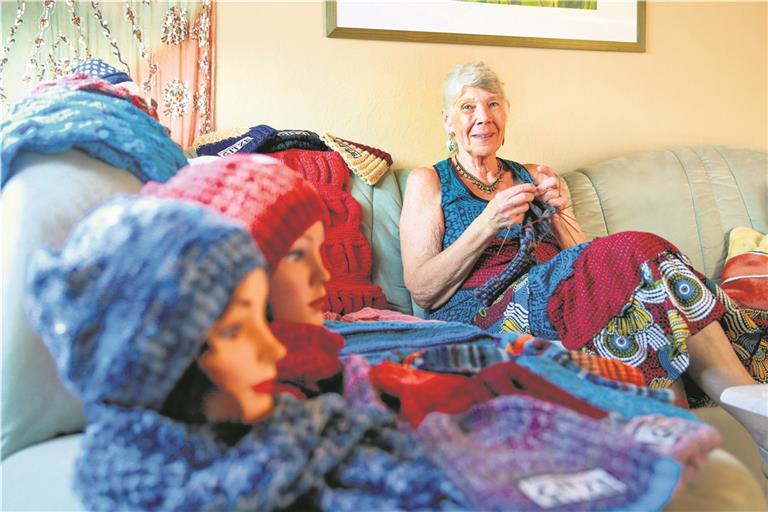 Karin Schmids Leidenschaften sind Stricken und Konzerte: Diese Hobbys verbindet sie und stellt Fanartikel her. Foto: A. Becher