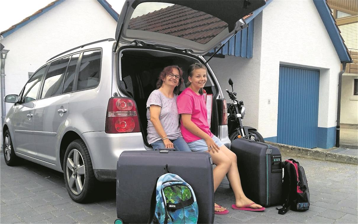 Karin und Jessica Orthwein – startklar für den Chiemsee: Auf die Urlauber aus Kirchberg wartet eine schöne große Ferienwohnung.