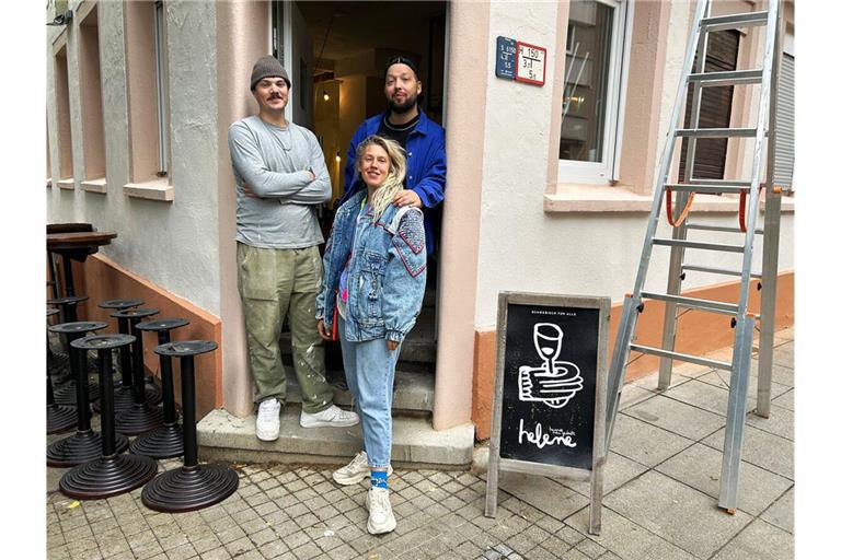 Karl Acker, Stoff Büttner und Anna Ruza vor ihrer neuen Helene.