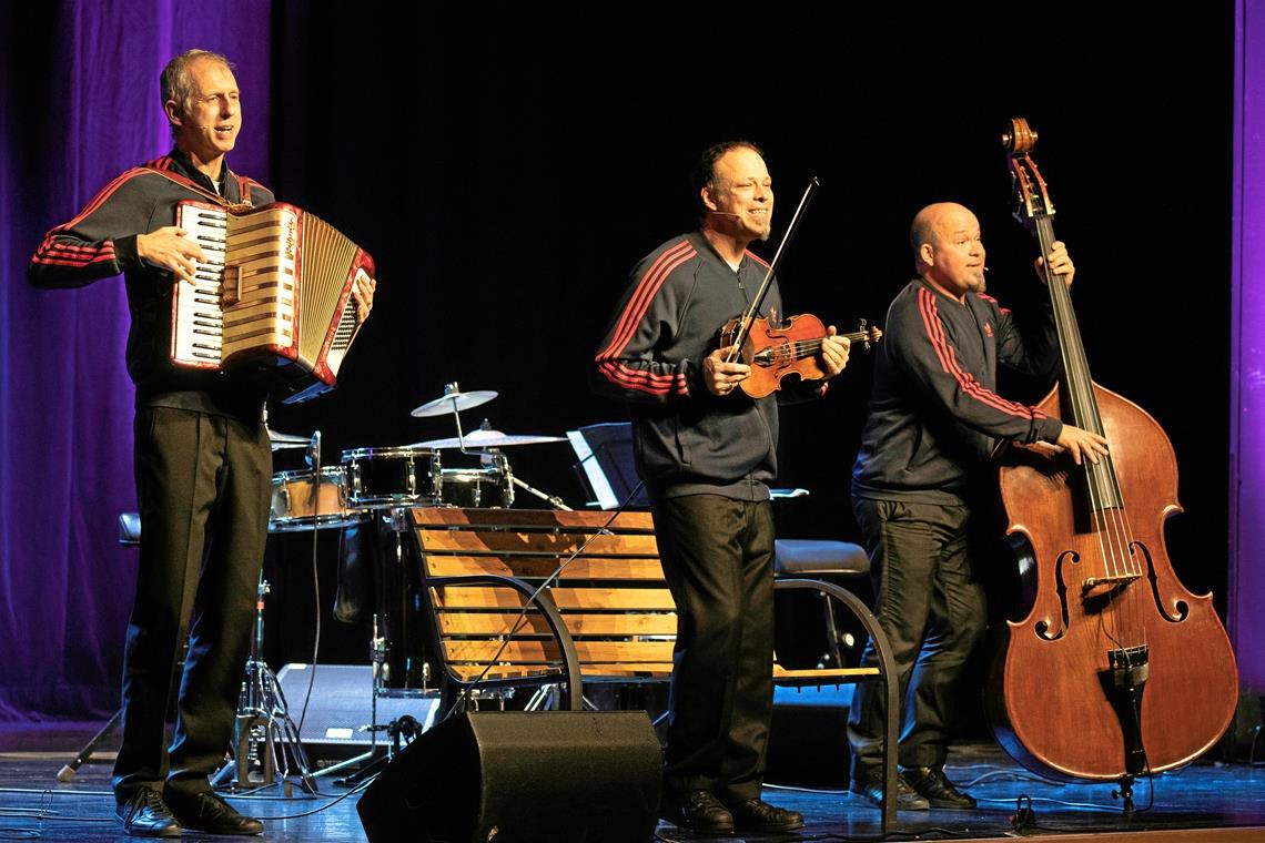 Jungbleiben lautet das künstlerische Motto Karl Albrecht Fischer und die Brüder Gregor und Veit Hübner (von links) brillieren an Flügel, Violine und Kontrabass und albern mit Mandoline und Ukulele im Buena-Vista-Social-Club-Style. Foto: A. Becher