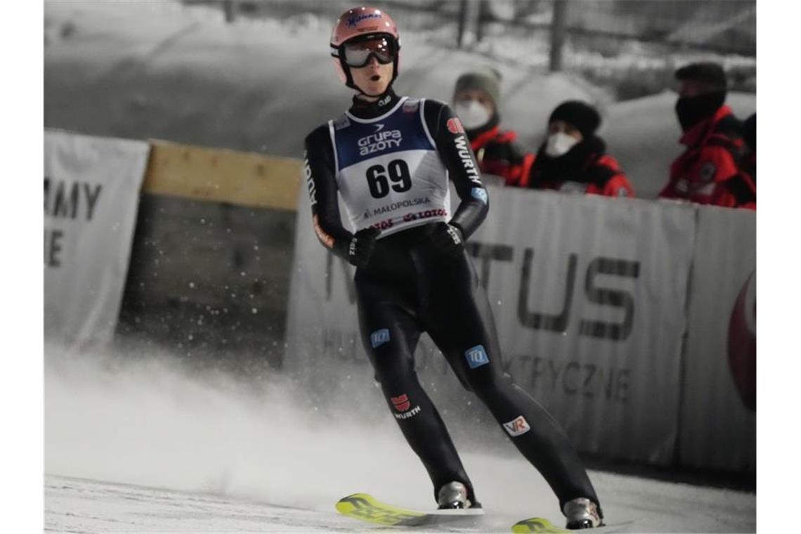 Geiger siegt bei Skisprung-Weltcup: Eisenbichler Dritter Karl Geiger aus Deutschland reagiert nach seinem Sprung. Foto: Czarek Sokolowski/AP/dpa