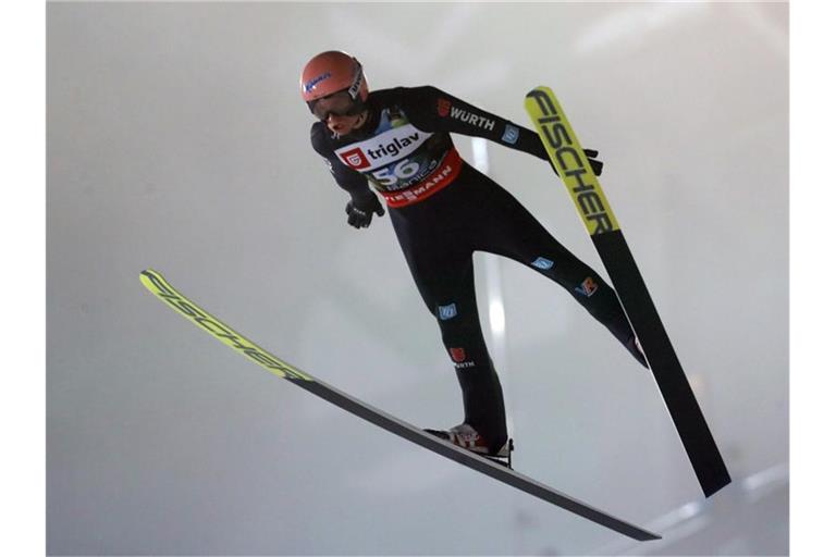Karl Geiger bei seinem Sprung in der Qualifikation. Foto: Darko Bandic/AP/dpa