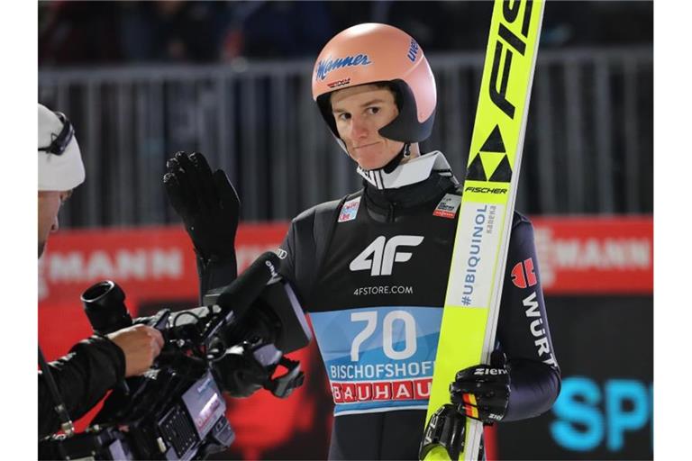 Karl Geiger belegte mit einem Sprung auf 128 Meter nur den 16. Platz. Foto: Daniel Karmann/dpa