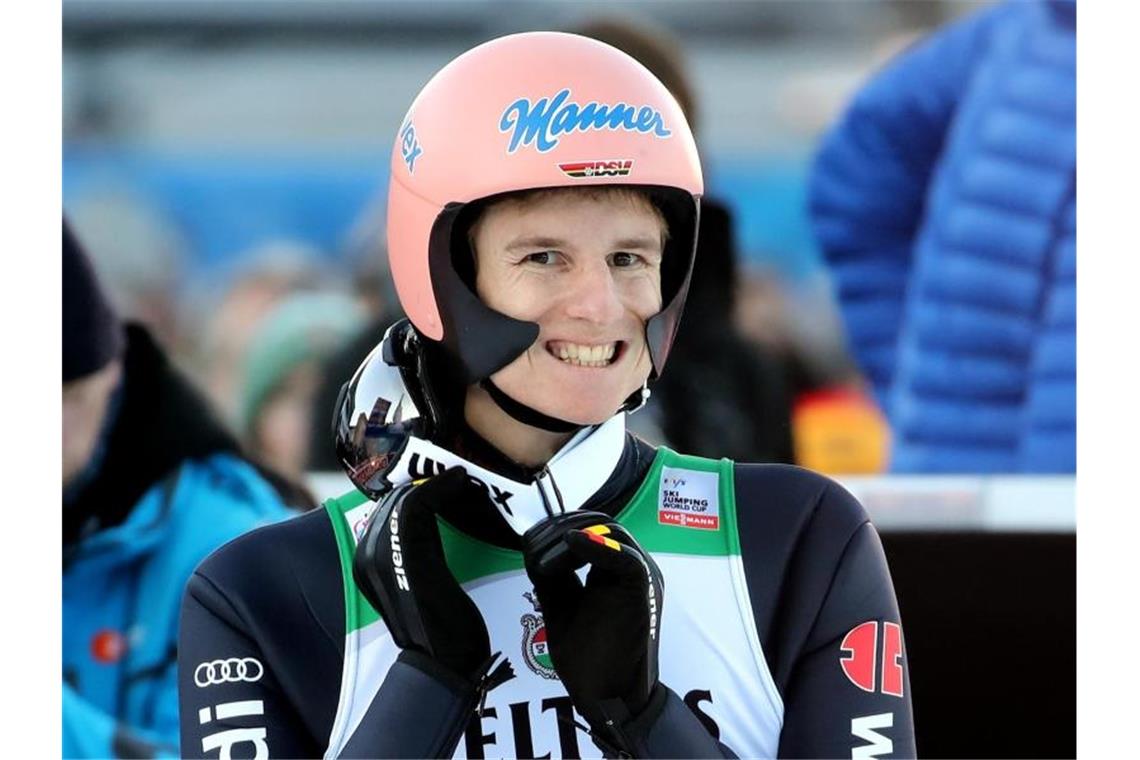 Geiger nimmt Spitze ins Visier: „Perfekter Start ins Jahr!“ Karl Geiger geht als Dritter in den 2. Durchgang. Foto: Daniel Karmann/dpa