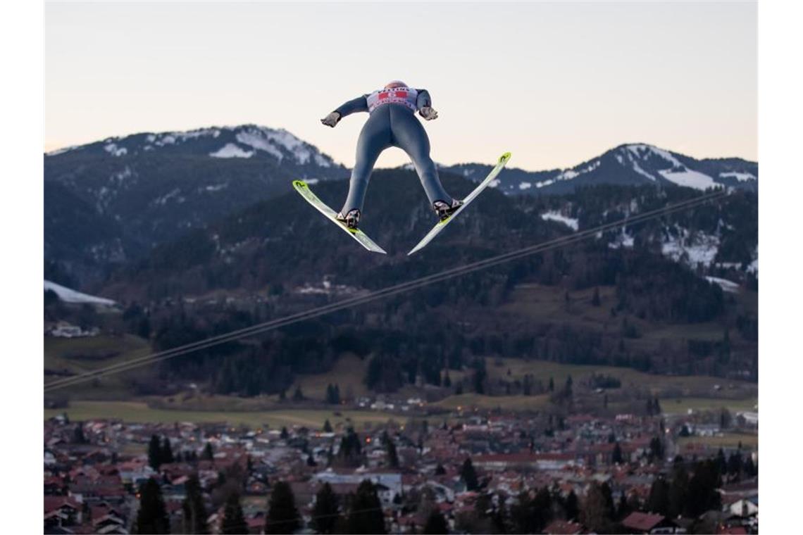 Geiger glänzt bei Kobayashi-Flugshow Karl Geiger geht als Zweiter in den zweiten Durchgang in Oberstdorf. Foto: Daniel Karmann/dpa