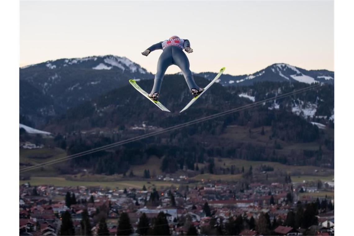 Karl Geiger geht als Zweiter in den zweiten Durchgang in Oberstdorf. Foto: Daniel Karmann/dpa