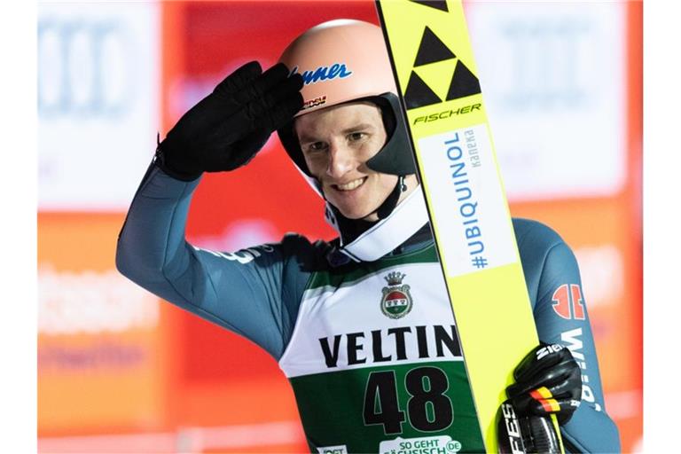 Karl Geiger hat seine starke Tournee-Form bestätigt und sich den Tagessieg in Val di Fiemme geholt. Foto: Robert Michael/dpa-Zentralbild/dpa