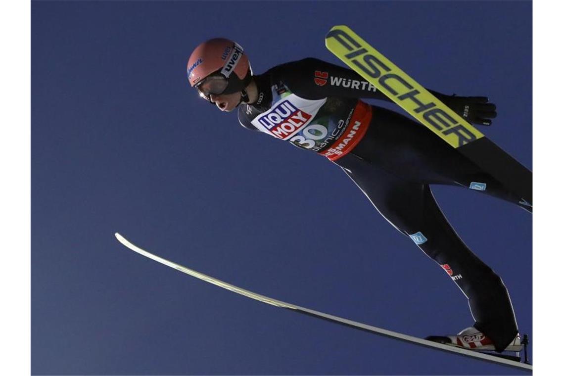 „Mega cool“: Karl Geiger ist Skiflug-Weltmeister Karl Geiger holte sich im Finale der Skiflug-WM mit Sprüngen über 240,5 sowie 231,5 Meter den Titel. Foto: Darko Bandic/AP/dpa