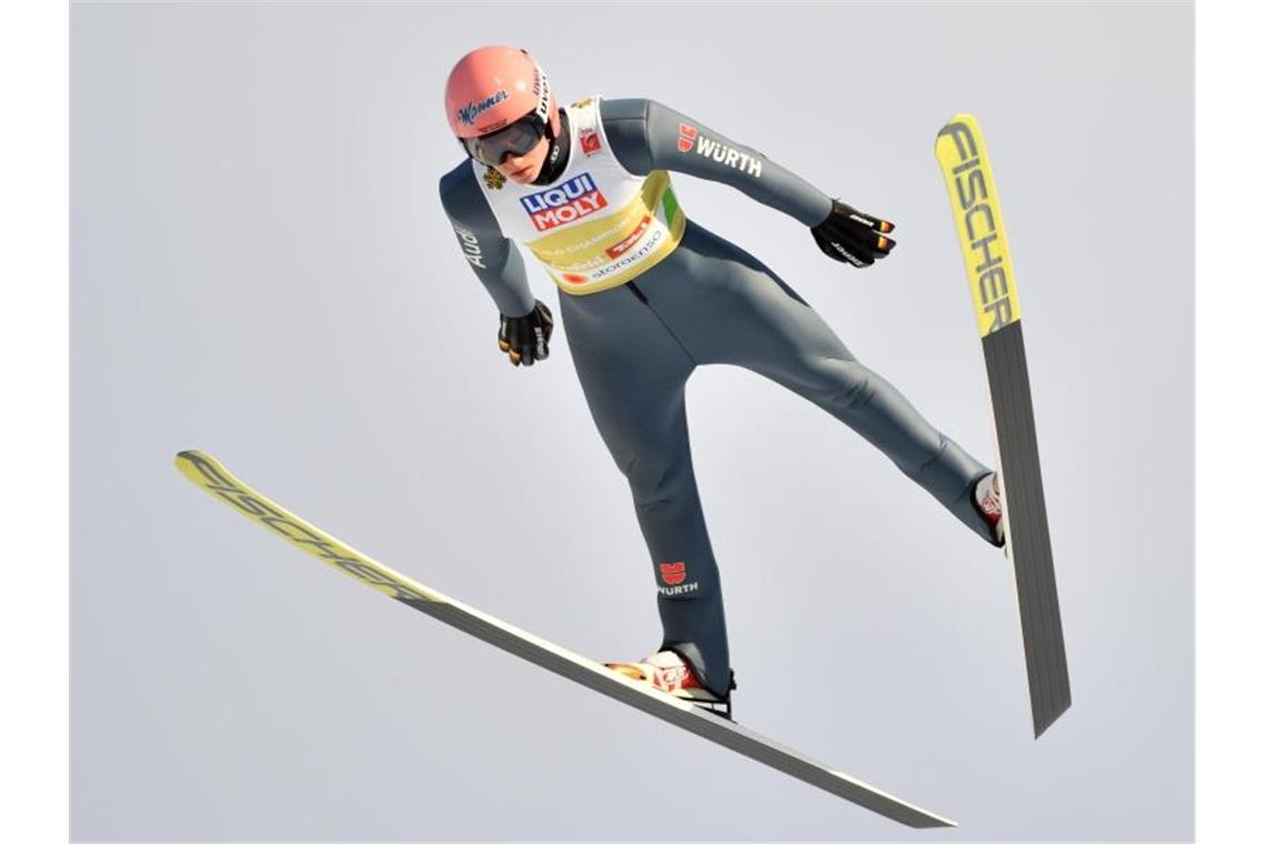 Skispringer Geiger siegt bei Sommer-Grand-Prix Karl Geiger in Aktion. Foto: Hendrik Schmidt/Archivbild