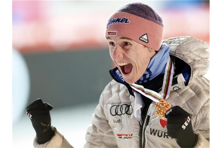 Karl Geiger jubelt 2020 mit seiner Goldmedaille. Foto: Darko Bandic/AP/dpa/Archiv